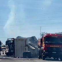 Carreta tombada volta a pegar fogo na BR-163 e causa interdi&ccedil;&atilde;o parcial