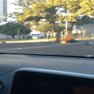 Casal &eacute; arrastado na Afonso Pena e carros pegam fogo ap&oacute;s tanque de moto cair