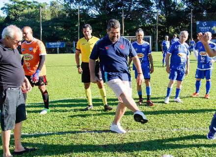 Homenageado, ex-presidente do R&aacute;dio Clube revive 35 anos de futebol e hist&oacute;rias