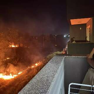Fogo em terreno baldio avan&ccedil;a pr&oacute;ximo a residencial no Jardim Jerusal&eacute;m