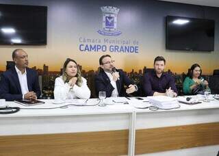 &Ocirc;nibus sem licenciamento e d&iacute;vida bilion&aacute;ria preocupam CPI do Transporte
