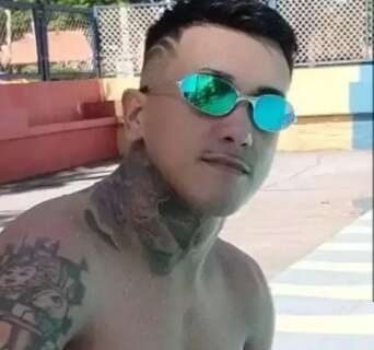 Rapaz admite ter matado av&ocirc; e neto, mas deixa delegacia pela porta da frente