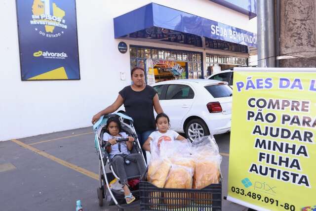 Na Coronel Antonino, m&atilde;e de tr&ecirc;s filhos transforma p&atilde;es em esperan&ccedil;a