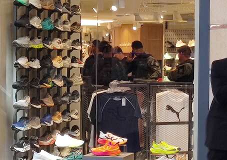 Cliente e funcion&aacute;rio ficam feridos ap&oacute;s tiro em loja de shopping