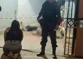 Rapaz admite ter matado av&ocirc; e neto, mas deixa delegacia pela porta da frente