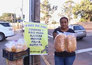 Na Coronel Antonino, m&atilde;e de tr&ecirc;s filhos transforma p&atilde;es em esperan&ccedil;a