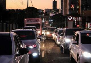 Problemas noite e dia: os gargalos do tr&acirc;nsito que atormentam a cidade 