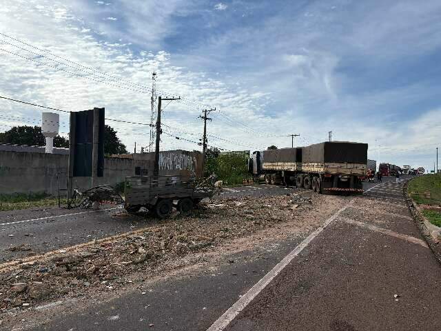 Acidente entre picape e caminh&atilde;o congestiona sa&iacute;da para Tr&ecirc;s Lagoas na BR-163