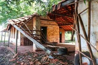 Ex-aluna volta &agrave; escola que fez 100 anos e se entristece com abandono