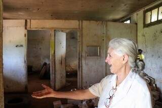 Ex-aluna volta &agrave; escola que fez 100 anos e se entristece com abandono