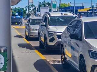 Com motoristas folgados e estacionamento cheio, parar no aeroporto virou bagunça Com motoristas folgados e estacionamento cheio, parar no aeroporto virou bagunça