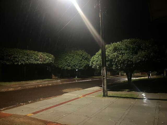 Frente fria chega a MS com chuva e queda de at&eacute; 10&deg;C na temperatura