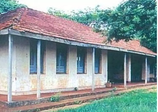 Ex-aluna volta &agrave; escola que fez 100 anos e se entristece com abandono