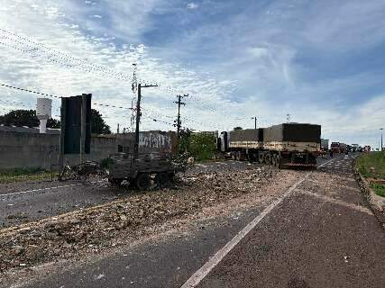 Acidente entre picape e caminh&atilde;o congestiona sa&iacute;da para Tr&ecirc;s Lagoas na BR-163