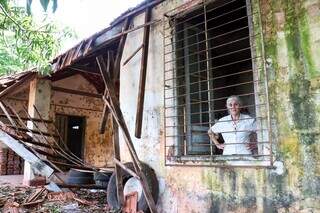 Ex-aluna volta à escola que fez 100 anos e se entristece com abandono Ex-aluna volta à escola que fez 100 anos e se entristece com abandono