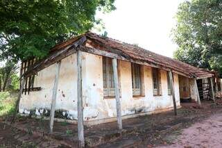 Ex-aluna volta &agrave; escola que fez 100 anos e se entristece com abandono