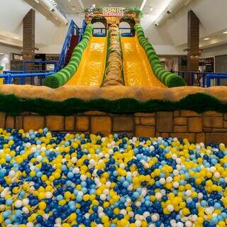 Parque do Sonic tem de escalada &agrave; piscina de bolinhas gigantes