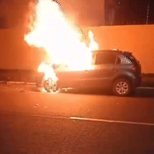 Carro atinge ca&ccedil;amba e pega fogo no Jardim Mansur