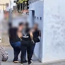 Pai e irm&atilde;o de preso por matar m&atilde;e e filha brigam em frente &agrave; delegacia