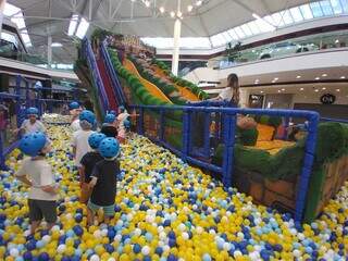 Parque do Sonic tem de escalada &agrave; piscina de bolinhas gigantes