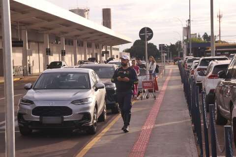 Com motoristas folgados e estacionamento cheio, parar no aeroporto virou bagun&ccedil;a