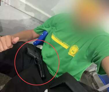 Adolescente posa com simulacro de arma em escola de Campo Grande