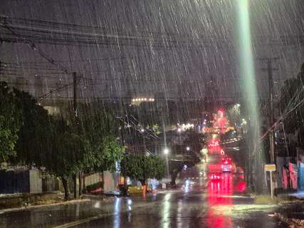 Chuva marca in&iacute;cio da virada no tempo em Campo Grande e no interior