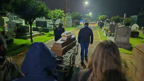 Em clima de como&ccedil;&atilde;o, familiares se despedem de Vanessa e da pequena Sophie