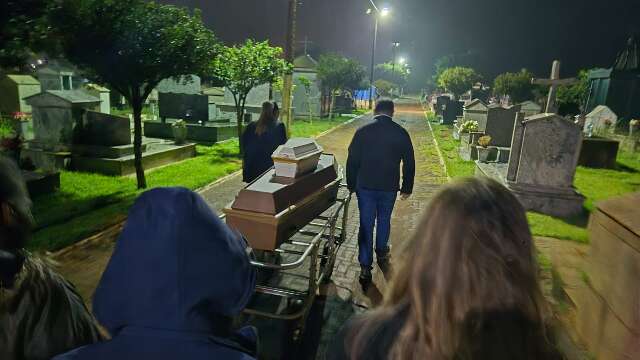 Em clima de como&ccedil;&atilde;o, familiares se despedem de Vanessa e da pequena Sophie