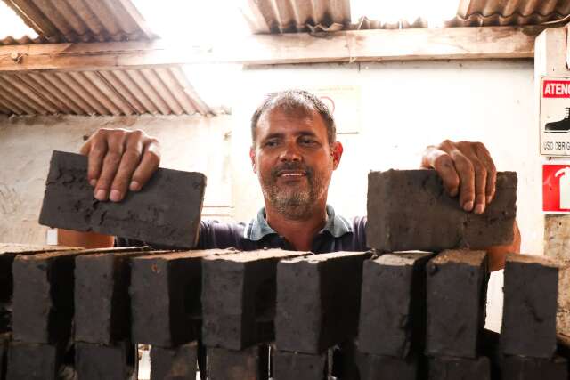 Tem jeito mais f&aacute;cil de fazer, mas ele prefere a receita de tijolos do pai