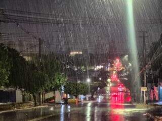 Chuva marca in&iacute;cio da virada no tempo em Campo Grande e no interior