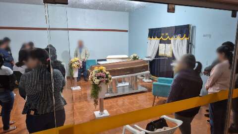 Em clima de como&ccedil;&atilde;o, familiares se despedem de Vanessa e da pequena Sophie