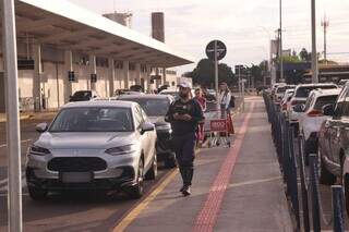 Com motoristas folgados e estacionamento cheio, parar no aeroporto virou bagunça Com motoristas folgados e estacionamento cheio, parar no aeroporto virou bagunça