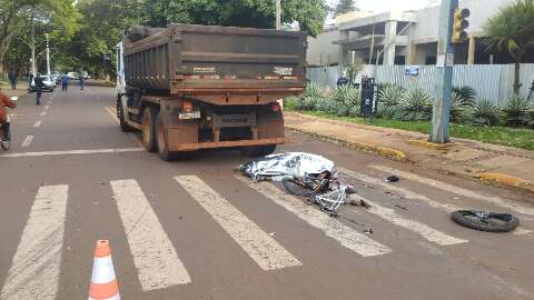 Ciclista tem cabe&ccedil;a esmagada por caminh&atilde;o ca&ccedil;amba ao cruzar sem&aacute;foro