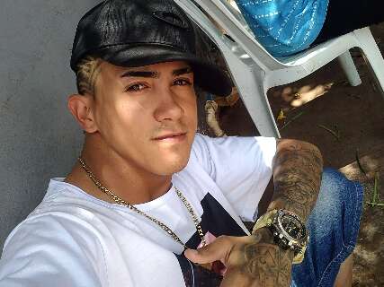Rapaz que confessou assassinato de neto e av&ocirc; se entrega &agrave; pol&iacute;cia