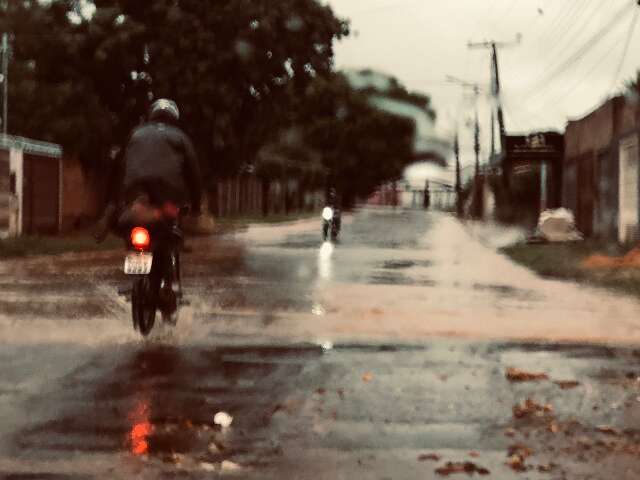 Chuva da madrugada alaga ruas do Los Angeles e exige aten&ccedil;&atilde;o de condutores