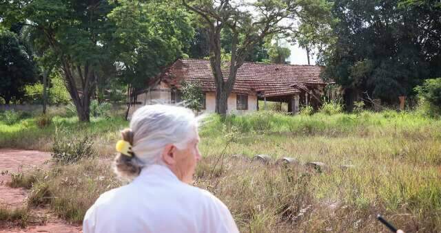 Ex-aluna volta &agrave; escola que fez 100 anos e se entristece com abandono