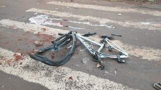 Ciclista tem cabe&ccedil;a esmagada por caminh&atilde;o ca&ccedil;amba ao cruzar sem&aacute;foro