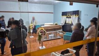 Em clima de como&ccedil;&atilde;o, familiares se despedem de Vanessa e da pequena Sophie