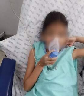 Ap&oacute;s perder o filho por s&iacute;ndrome rara, m&atilde;e luta por cirurgia da filha de 9 anos