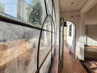 Restaurada do telhado ao ladrilho, casa de 80 anos &ldquo;respira&rdquo; no Centro da cidade