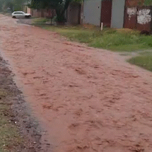 Ap&oacute;s chuvas, enxurrada de &aacute;gua barrenta toma conta de ruas do S&atilde;o Conrado 