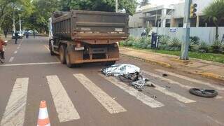 Ciclista tem cabeça esmagada por caminhão caçamba ao cruzar semáforo Ciclista tem cabeça esmagada por caminhão caçamba ao cruzar semáforo