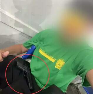 Adolescente posa com simulacro de arma em escola de Campo Grande