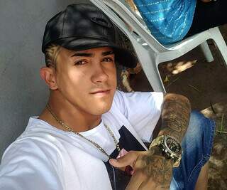 Rapaz que confessou assassinato de neto e av&ocirc; se entrega &agrave; pol&iacute;cia