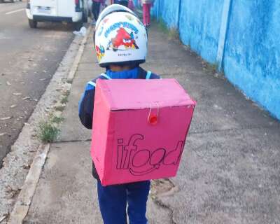 Menino de 5 anos vira &#039;entregador&#039; em homenagem ao trabalho do pai
