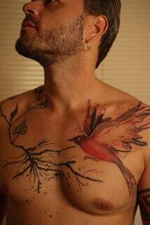 Sabi&aacute; tatuado no peito &eacute; o que ficou do pai que amava os p&aacute;ssaros