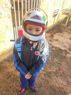 Menino de 5 anos vira &#039;entregador&#039; em homenagem ao trabalho do pai