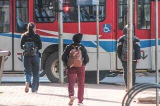 Trabalhadores que precisam madrugar encaram manh&atilde; gelada: &quot;estou dura de frio&quot;