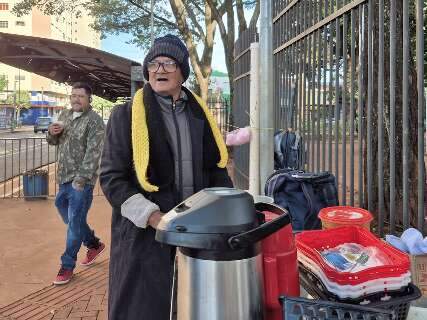 Trabalhadores que precisam madrugar encaram manh&atilde; gelada: &quot;estou dura de frio&quot;